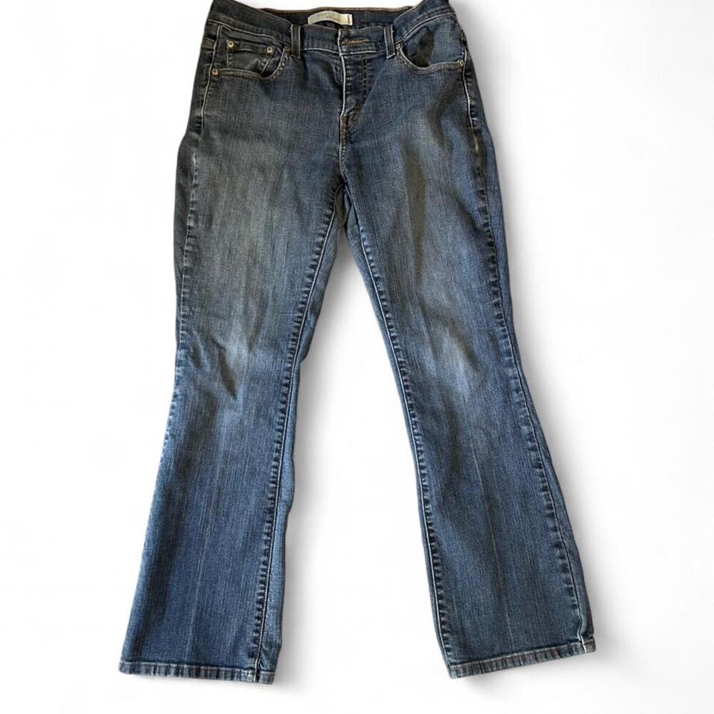 Size 6 Short mid rise boot cut Levi’s 515 medium wash denim jeans.